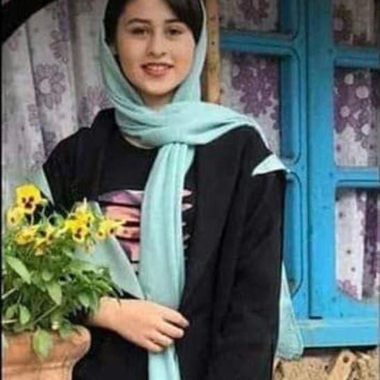 ذبح ابنته بمنجل في سريرها.. قصة الفتاة الإيرانية تتفاعل