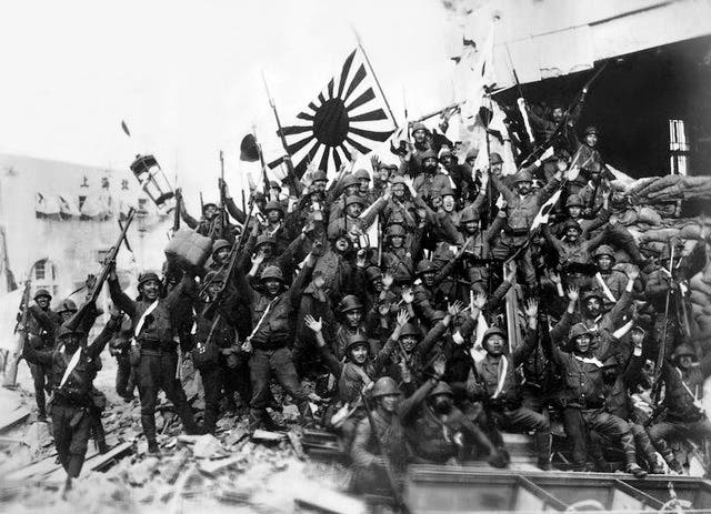 صورة لجنود يابانيين أثناء احتفالهم بالنصر في الصين