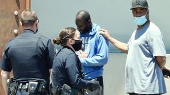 ممثل شهير يتدخل أثناء اعتقال شرطة أميركا "مشرداً"