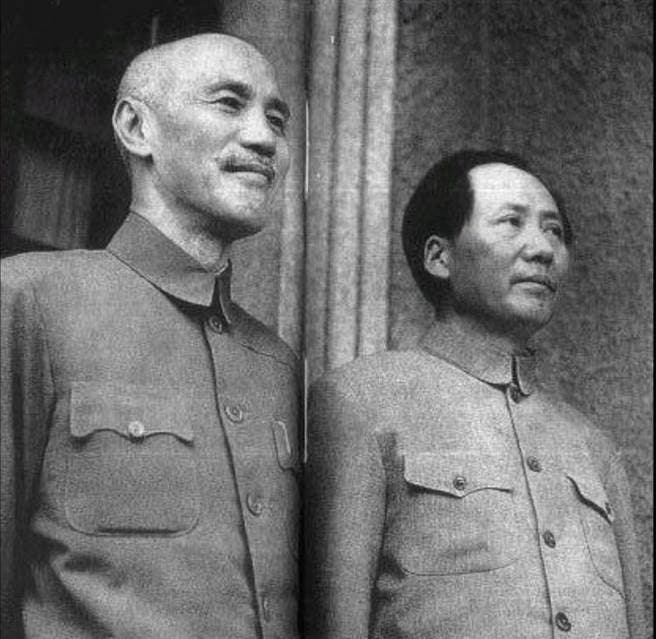 صورة تجمع بين ماو تسي تونغ وشيانغ كاي شيك عام 1945