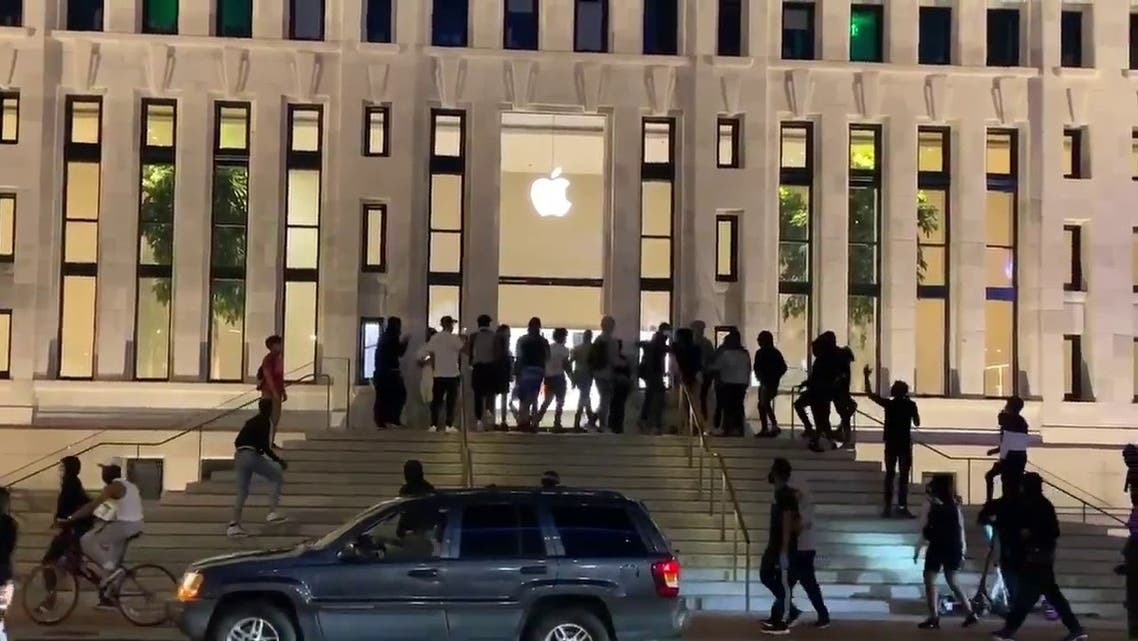 لحظة بدء نهب متجر آبل في واشنطن