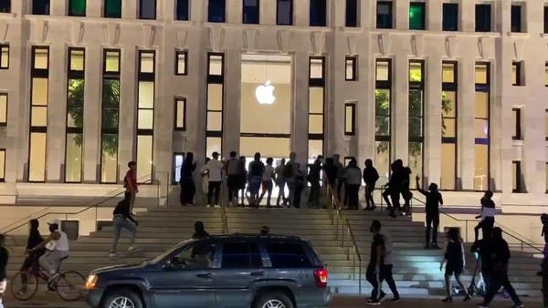 شاهد.. نهب متاجر آبل وبضائع أميركية فاخرة خلال دقائق