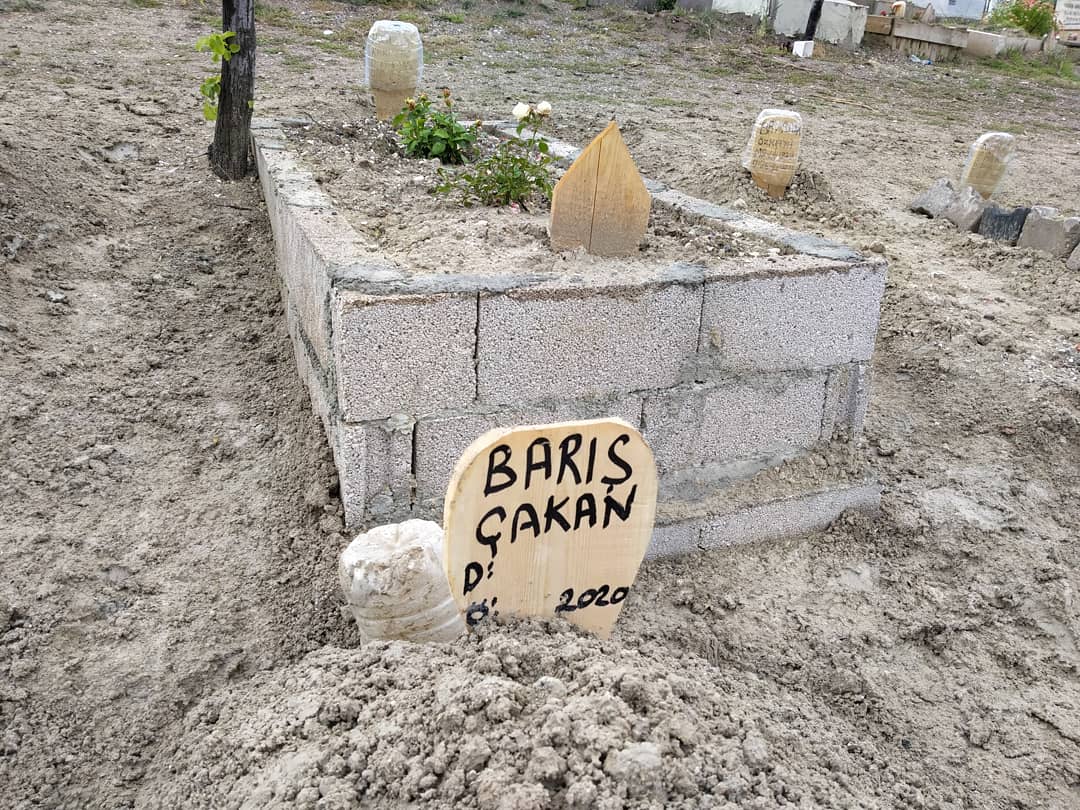 قبر الشاب الكردي باريش تشاكان