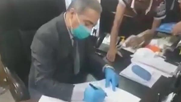 فيديو.. اقتحموا مكتب مسؤول عراقي وأجبروه على الاستقالة