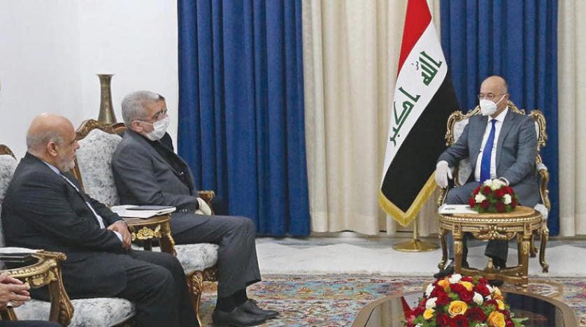 الرئيس العراقي لدى استقباله الوفد الإيراني في بغداد أمس )