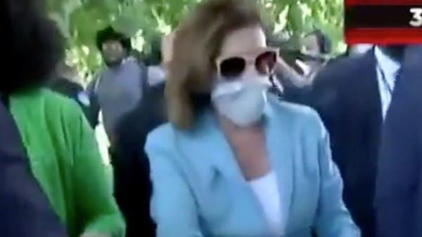 شاهد.. نانسي بيلوسي تشارك في التظاهرات أمام الكونغرس