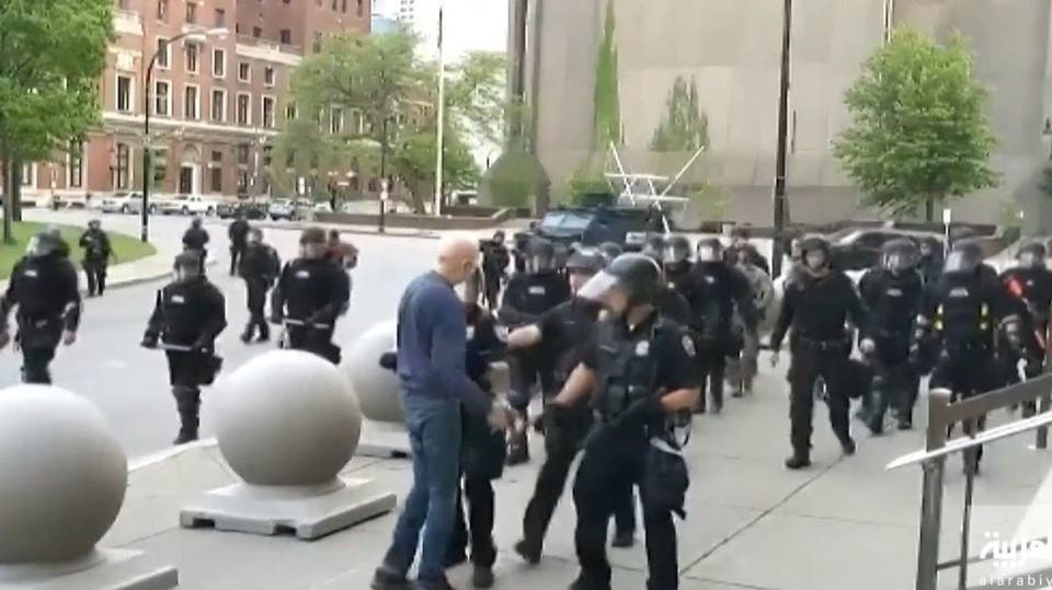 شاهد.. ضابط في نيويورك يدفع رجلاً سبعينياً أرضاً
