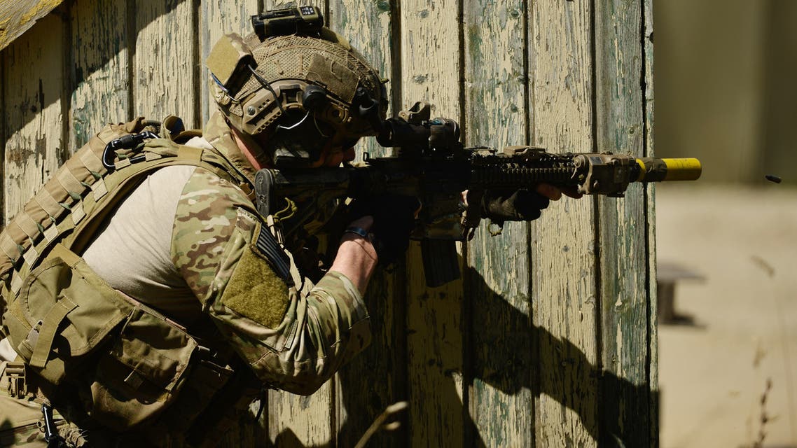 An american special forces soldier fires his weapon during the Swift Response airborne training exercise in Hohenfels, southern Germany on August 26, 2015. Some 5,000 soldiers from 11 NATO nations participate in simultaneous multinational airborne operations across Germany, Italy, Bulgaria and Romania. AFP PHOTO / PHILIPP GUELLAND