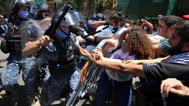 Demonstrators confront with riot police as they try to cross barricades on a road leading to a parliament session in, Beirut on May 28, 2020. (File photo: Reuters)