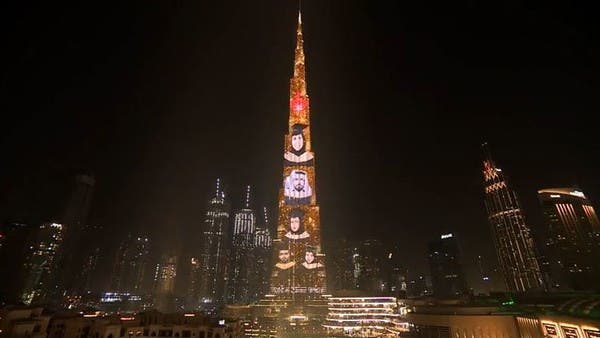 برج خليفة يضيء بصور خريجي الجامعة الكندية في دبي