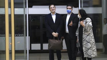 مجيد طاهري يسار اثناء استقبال زوجته لحظة وصوله طهران