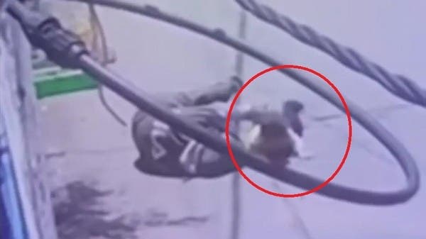 شاهد رصاصة تسقط أماً أرضاً وطفلها بين يديها
