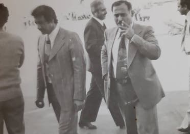اللواء أحمد عنتر يدخن سيجارته إلى جانب محمد مخلوف