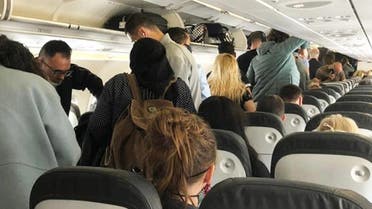 عشرات المسافرين يتكدسون في رحلة جوية دون إتباع الاجراءات الإحترازية