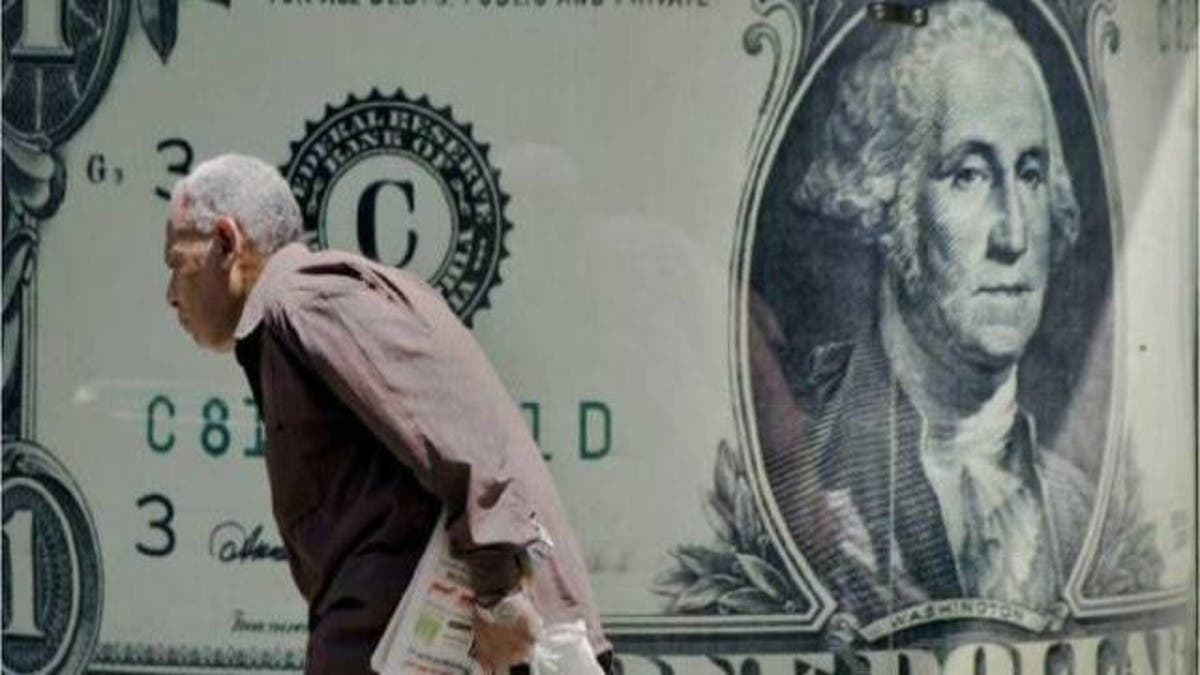 مصر تحدد الدولار الجمركي بقيمة 16 جنيهاً للسلع الأساسية