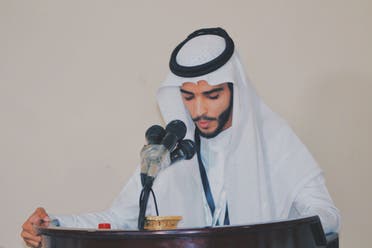 يقدم حفلاً