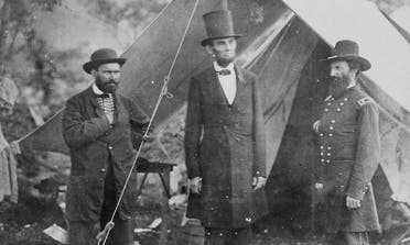 صورة فوتوغرافية للرئيس لينكولن رفقة عدد من جنرالاته