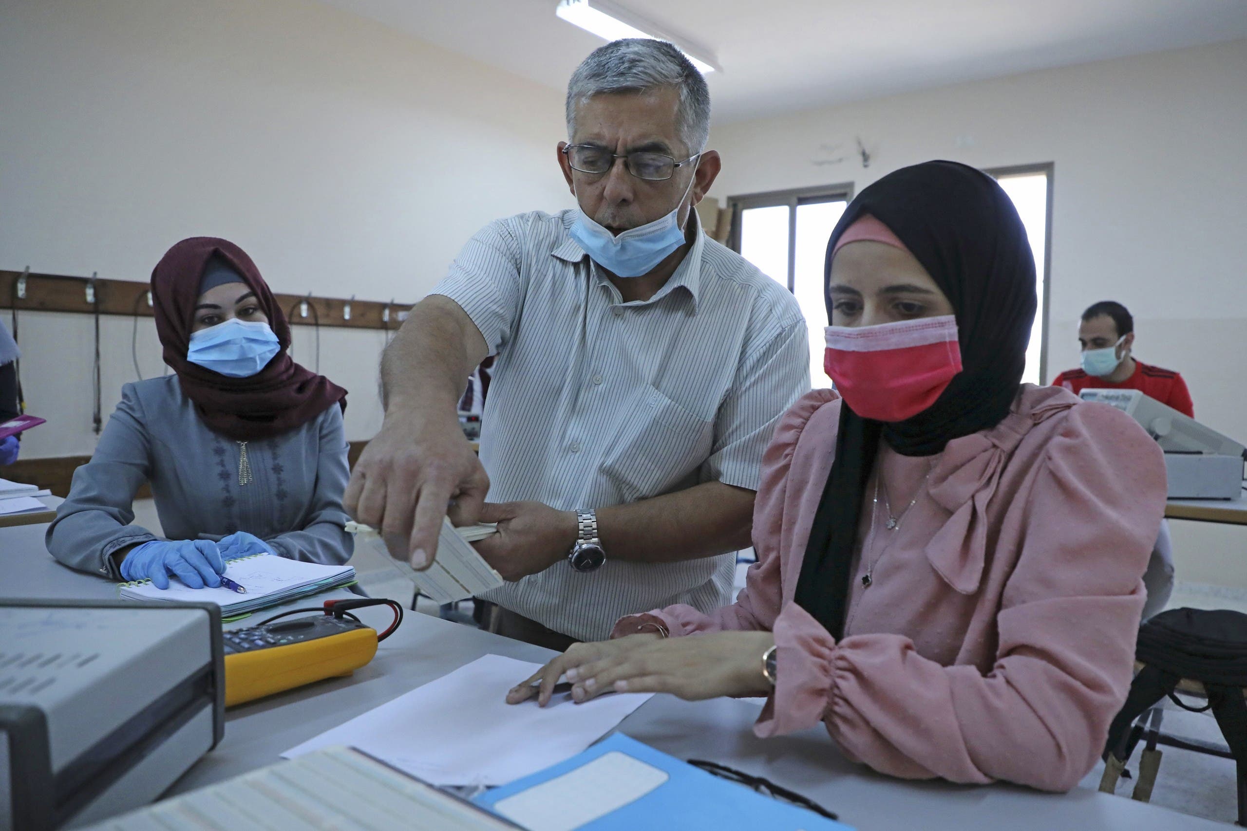 كمامات في قاعدة امتحانات نهاية العام الدراسي في إحدى مدارس الخليل