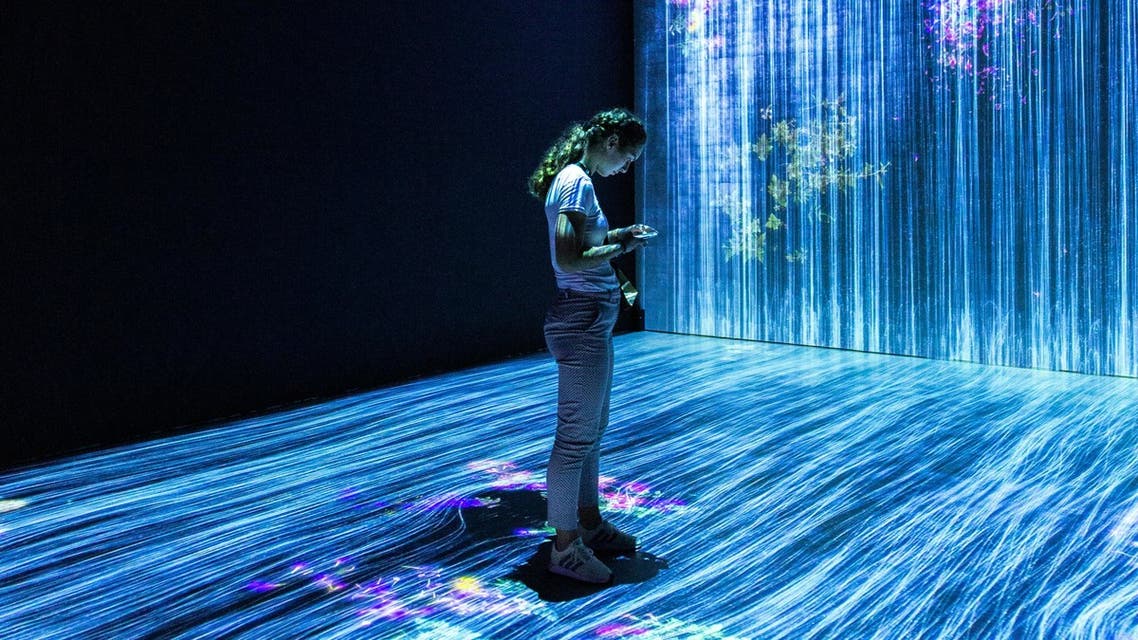 Women standing in technology. (File photo: Unsplash/mahdis mousavi)