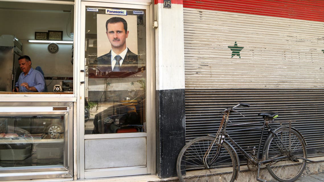 صورة بشار الأسد  على واجهة أحد المحال في دمشق (أرشيفية- رويترز)