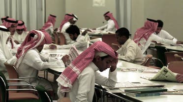 Saudi students study in the Prince Salman Library at the King Saud University in Riyadh October 30, 2002. (Reuters)