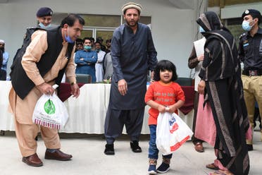Shahid Afridi distributes rations to families during the coronavirus lockdown, May 4, 2020. (AFP)