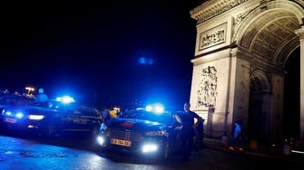 شرطة باريس تواصل تحدي الحكومة.. وتحتشد عند قوس النصر