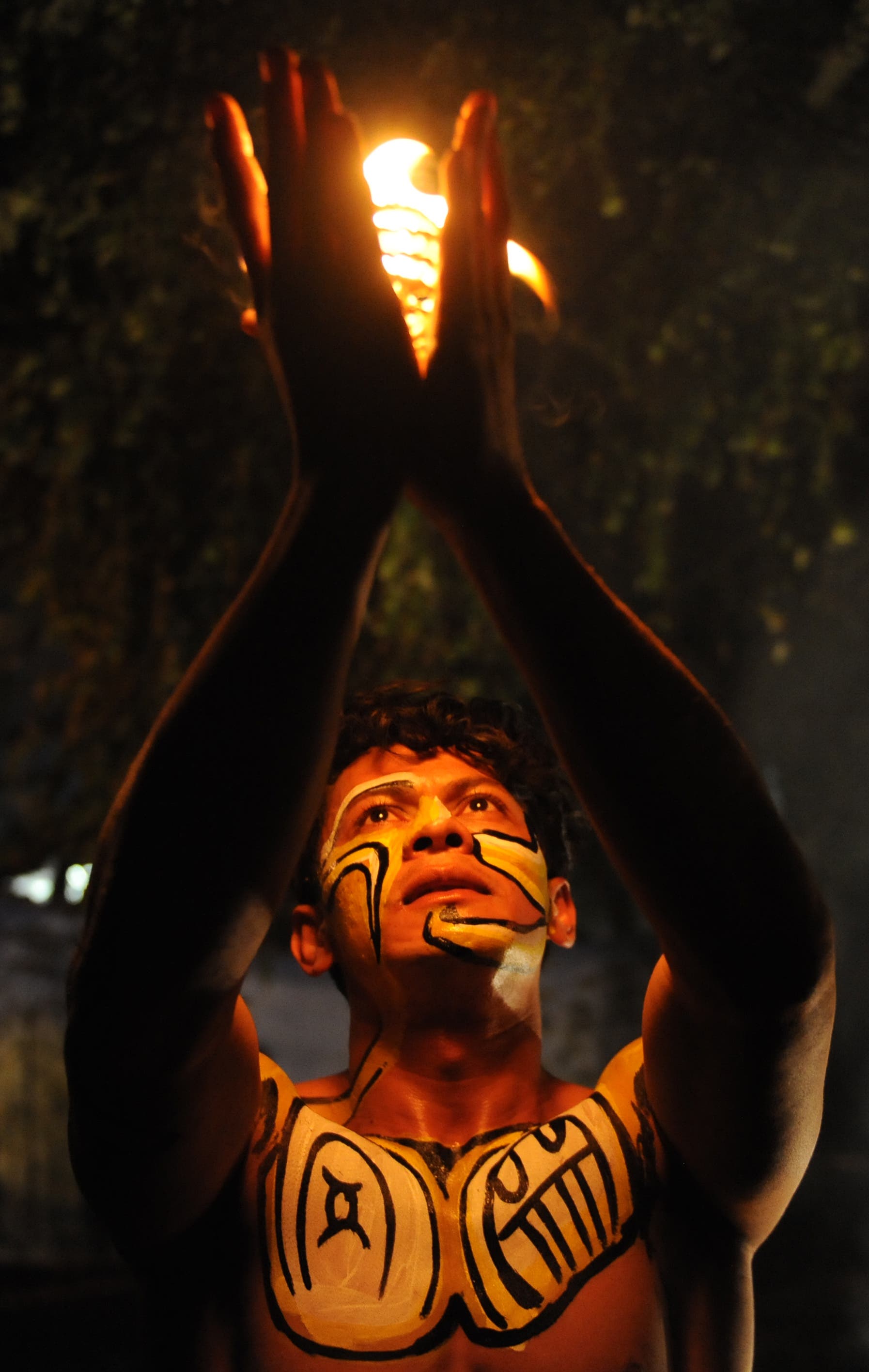 An indigenous during a ceremony to celebrate the end of the Mayan cycle known as Bak'tun 13 and the start of the new Mayan age, in Copan Ruinas, 400 km northeast of Tegucigalpa, on December 21, 2012. AFP