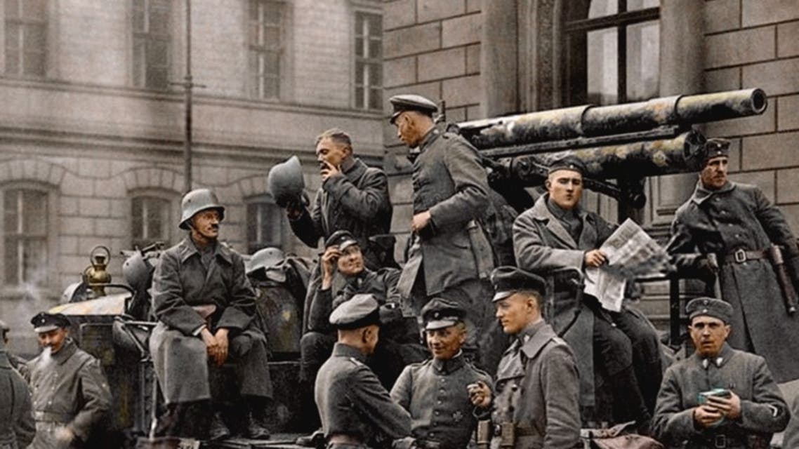 صورة ملونة اعتمادا على التقنيات الحديثة لقوات الفرايكوربس ببرلين عام 1919
