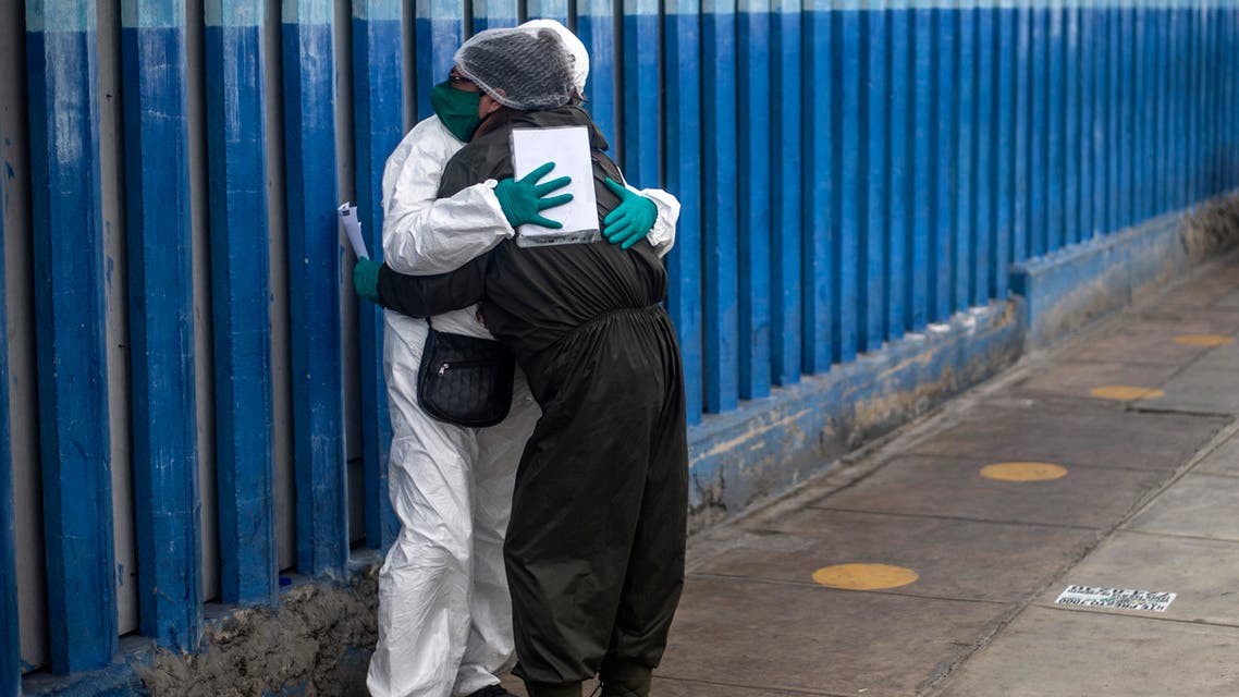 A woman mourns the dead of her husband victim of the new coronavirus, COVID-19, outside the emergency area at Alberto Sabogal Hospital in Lima, on May 27, 2020. Peruvian Health Minister insisted on Wednesday, that Peru has entered a plateau in the curve that registers the expansion of new coronavirus infections, a day after the Pan American Health Organisation (PAHO) warned that COVID-19 transmission is accelerating in this country as in Brazil and Chile.