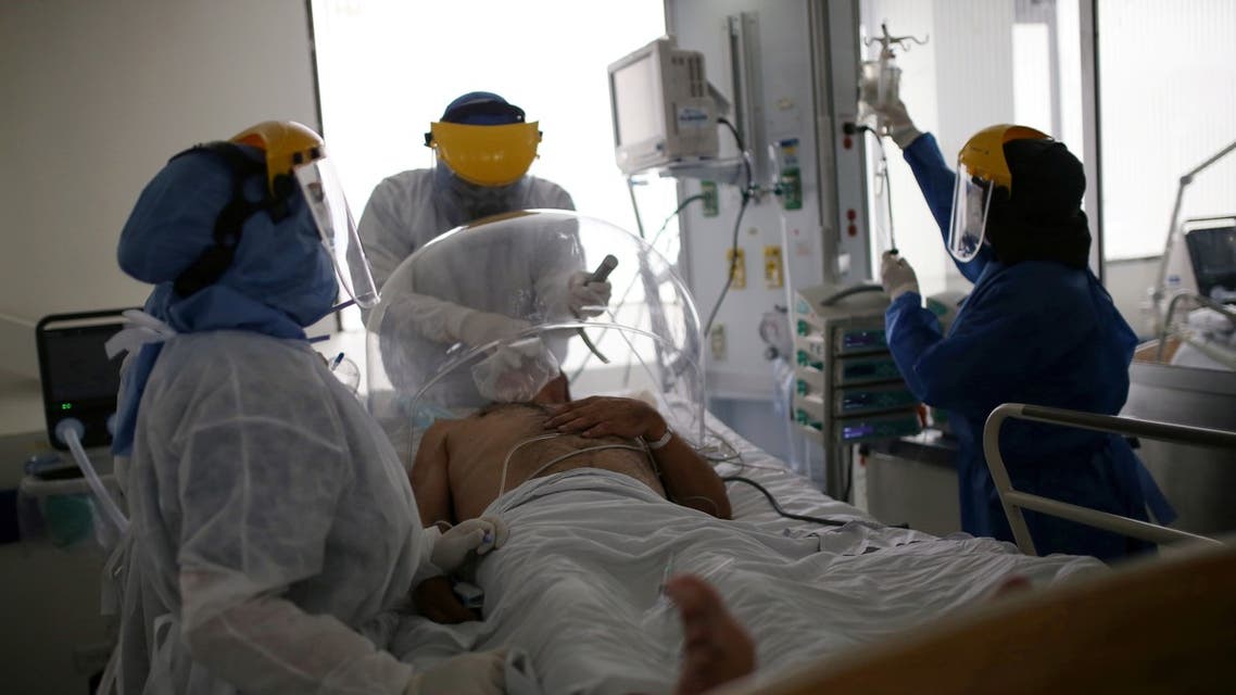 A doctor and nurses treat a patient suffering from the coronavirus disease (COVID-19) in the Intensive Care Unit (ICU) of the El Tunal hospital in Bogota, Colombia June 12, 2020. Picture taken June 12, 2020. REUTERS/Luisa Gonzalez