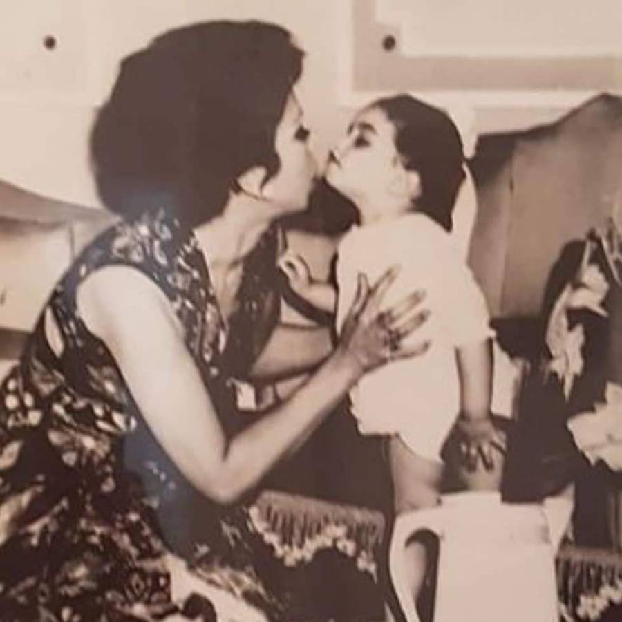 صورة رجاء الجداوي في شبابها مع ابنتها