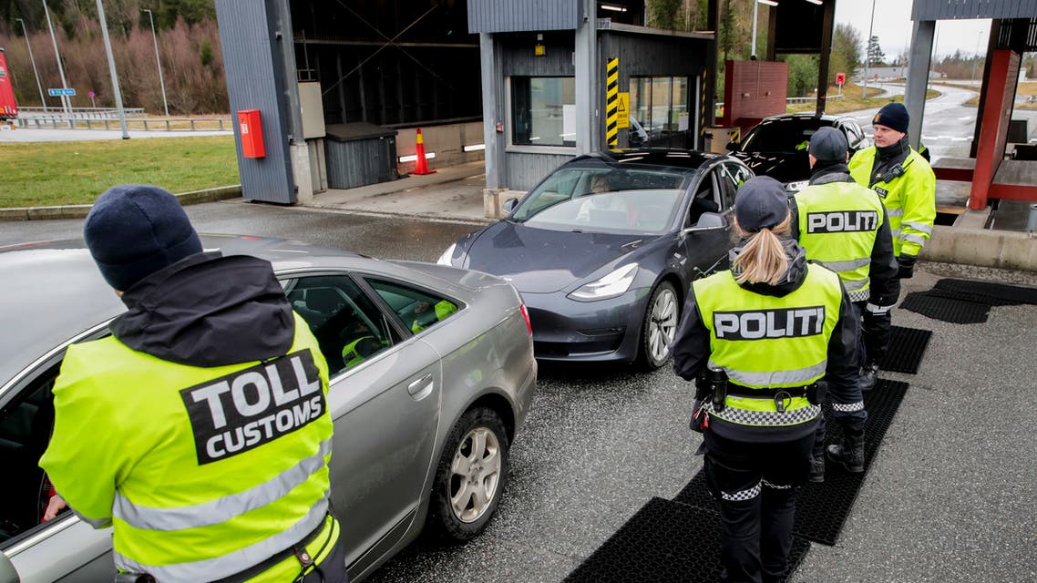 Customs officers and policemen check car drivers at the border between Norway and Sweden in Swinesund on March 16, 2020, as measures are taken to slow down the spread of the novel coronavirus. Norway has introduced strict border controls due to the coronavirus crisis.