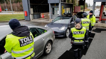 Customs officers and policemen check car drivers at the border between Norway and Sweden in Swinesund on March 16, 2020, as measures are taken to slow down the spread of the novel coronavirus. Norway has introduced strict border controls due to the coronavirus crisis.