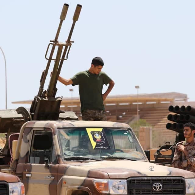 الجيش الليبي يدفع بقوات إضافية نحو شرق مصراتة والهلال النفطي