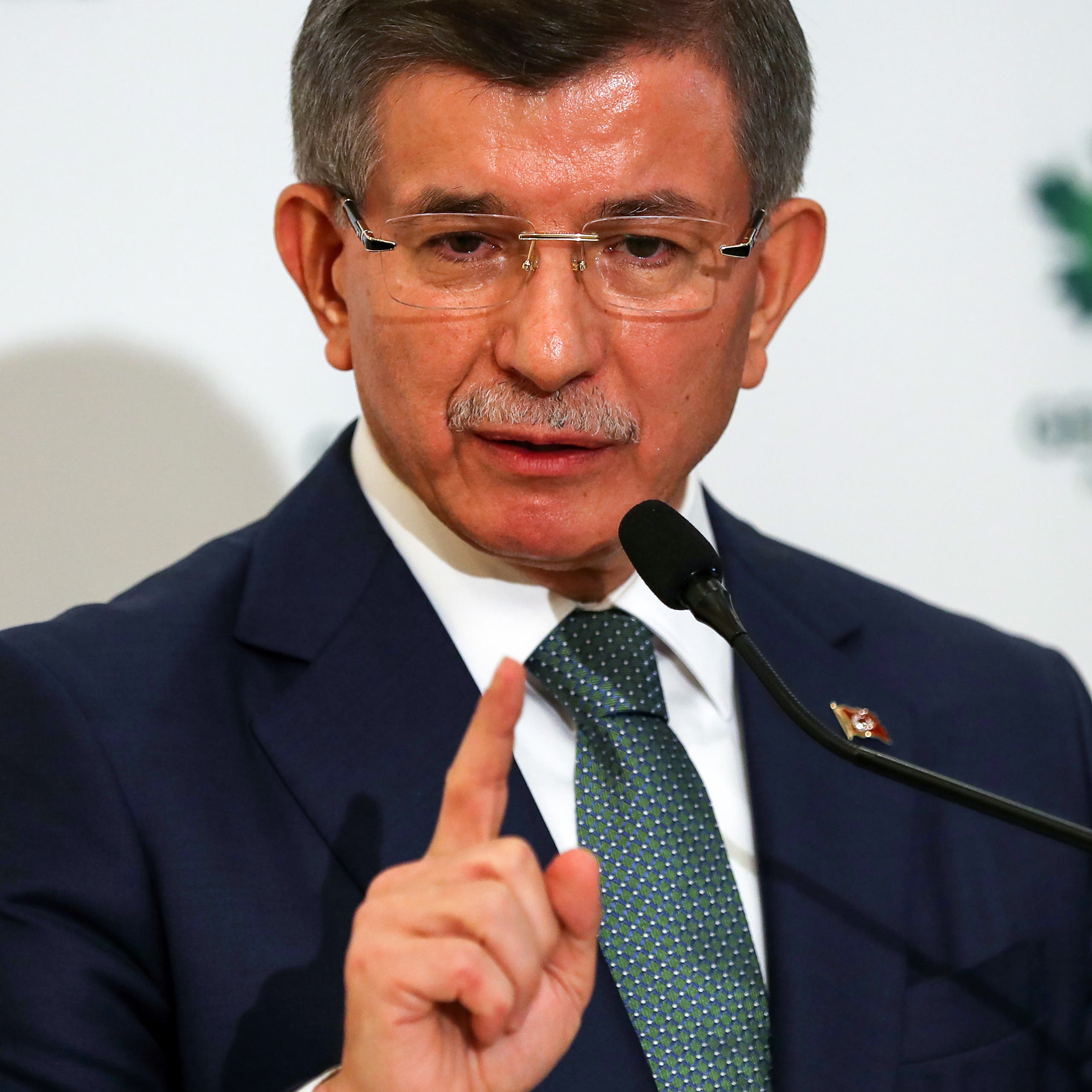 أردوغان يغلق قناة إخبارية.. وداوود أوغلو: يخاف الإعلام!
