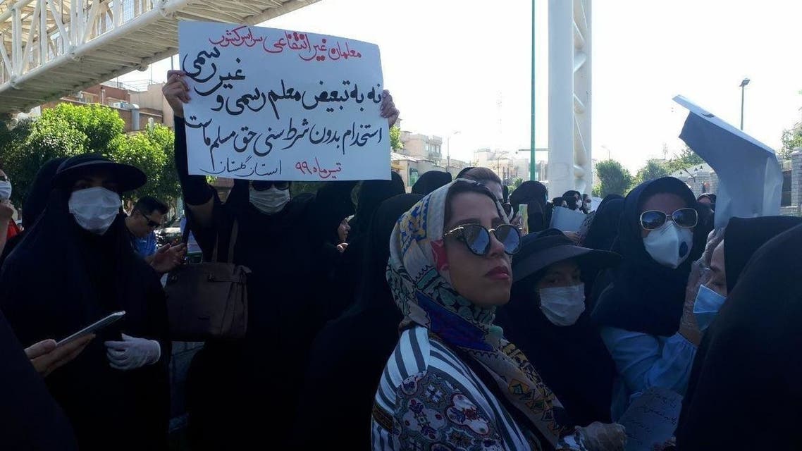 تجمع لمعلمي محو الأمية بإيران أمام البرلمان
