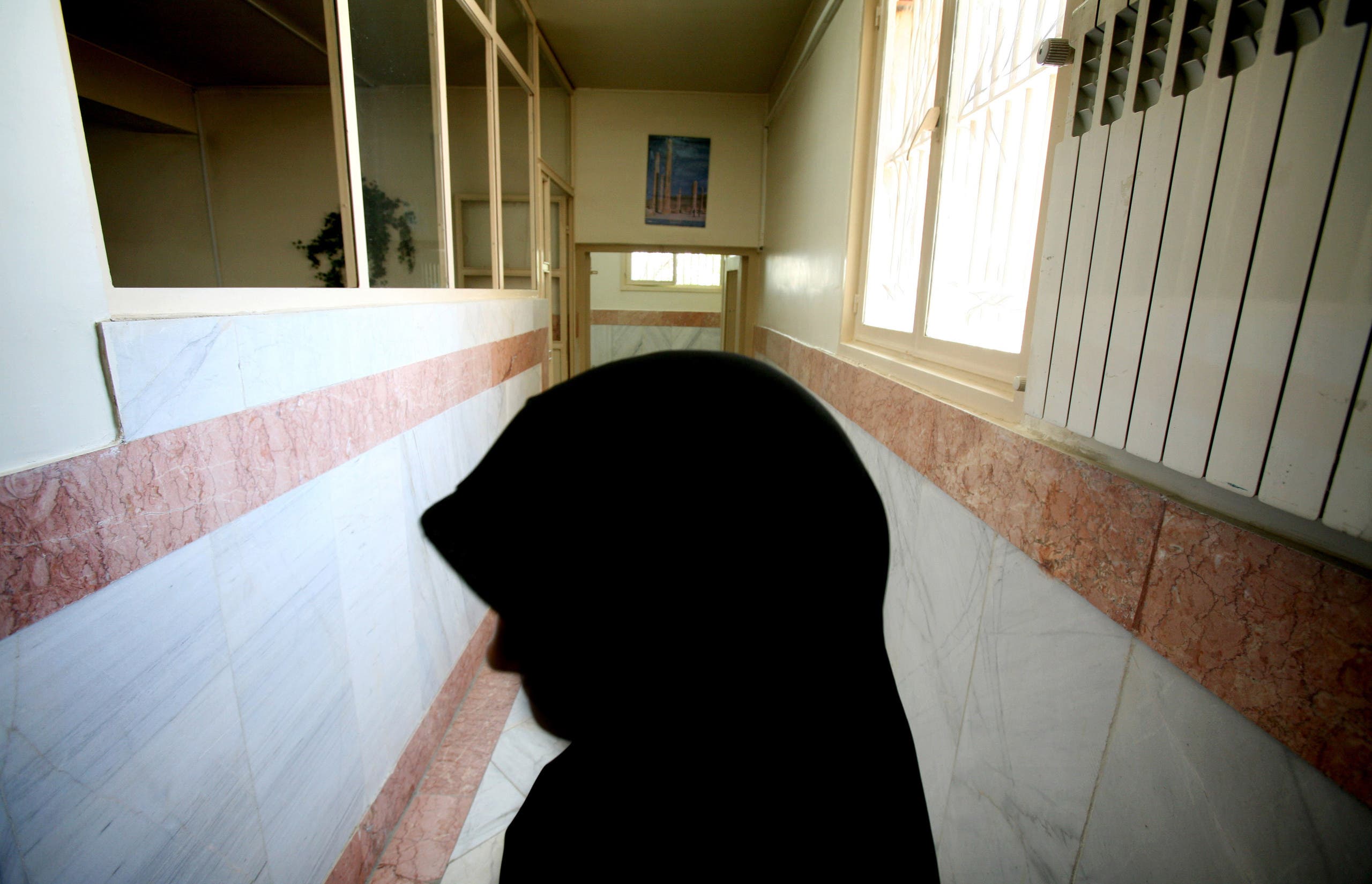 A female prison guard stands along a corridor in Tehran's Evin prison on June 13, 2006. (File photo: AFP)