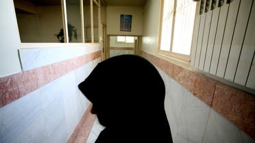 A female prison guard stands along a corridor in Tehran's Evin prison June 13, 2006. (File photo: AFP)