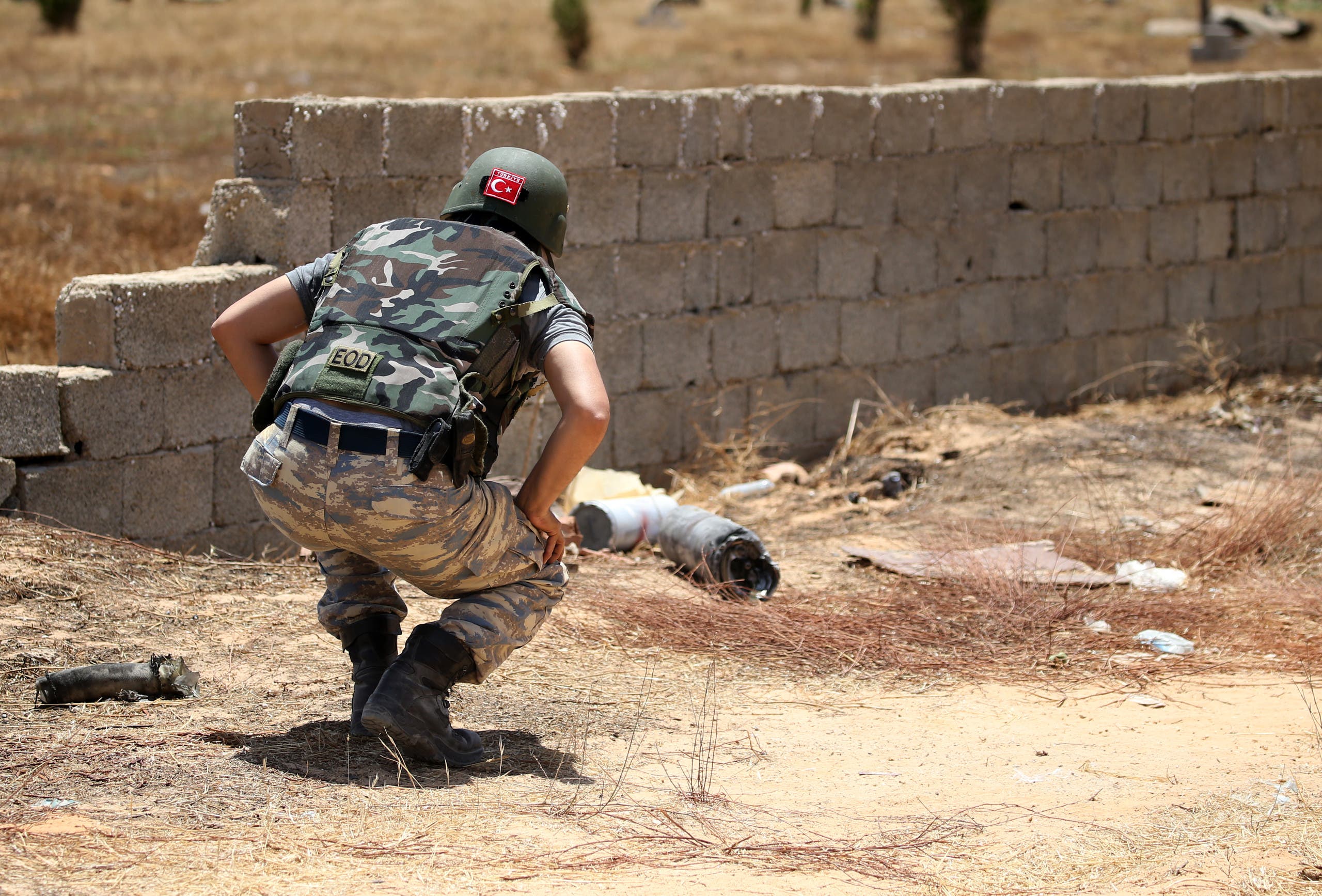 أحد الجنود الأتراك لتفكيك الألغام في طرابلس(أرشيفية- فرانس برس)