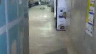 فيديو يحبس الأنفاس.. جثة خارج أسوار مستشفى في بغداد