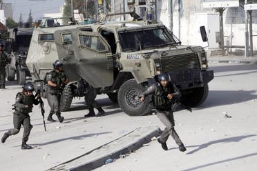 Israeli border police run during clashes with Palestinian students in Abu Dis, West Bank on Nov. 2, 2015. (File photo: AP)