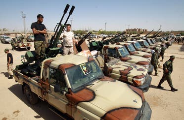 جنود من الجيش الوطني الليبي يستعدون للانطلاق من بنغازي إلى سرت للدفاع عنها