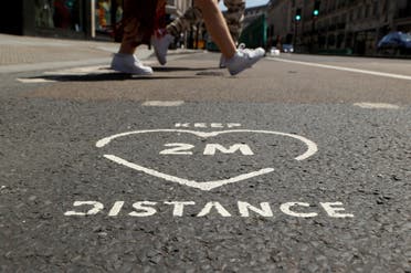 علامات في شوارع لندن تحث على التباعد الاجتماعي