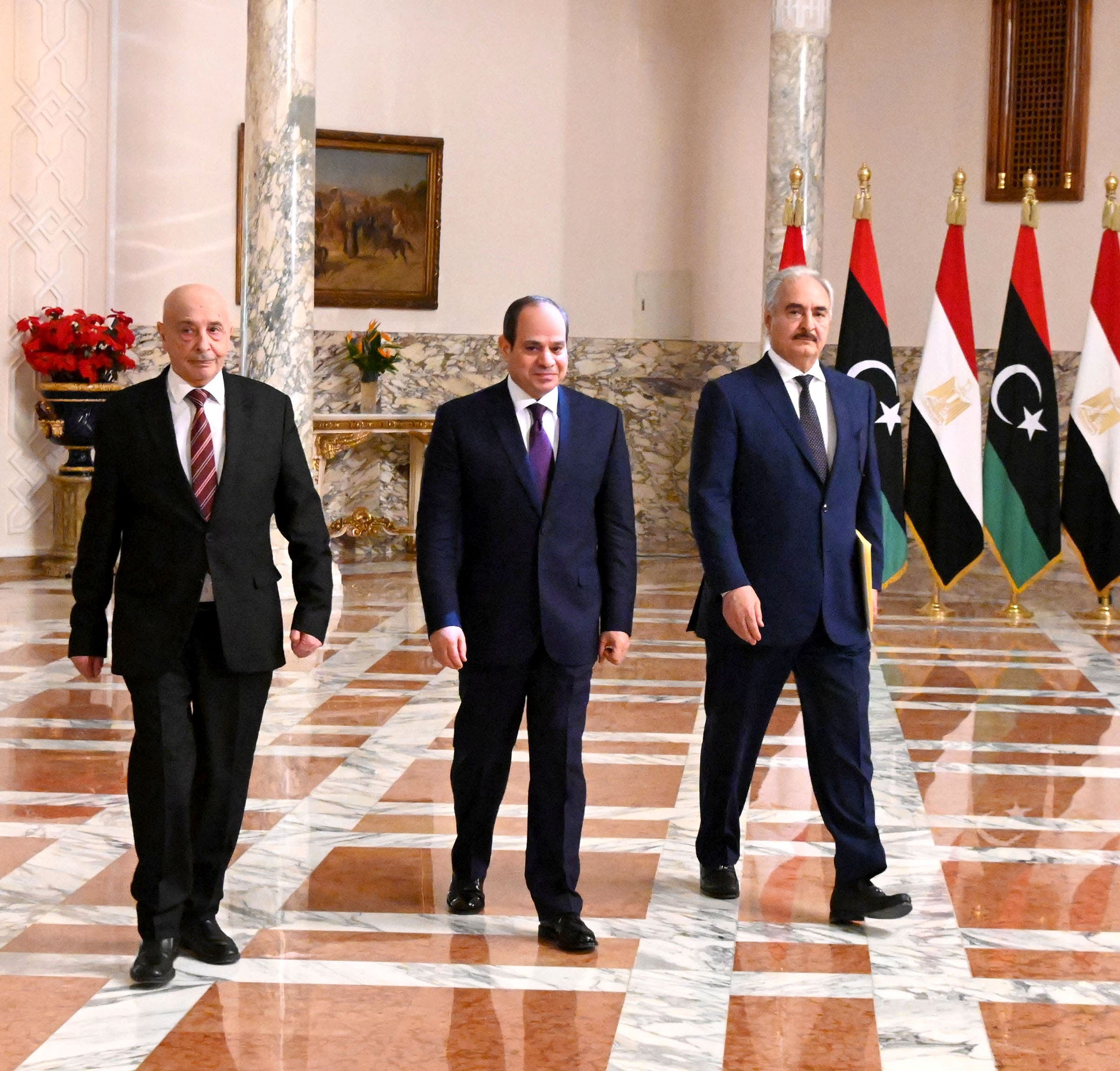 الرئيس المصري عبدالفتاح السيسي مع قائد الجيش الوطني الليبي خليفة حفتر ورئيس البرلمان عقيلة صالح عند الإعلان عن المبادة المصرية لحل الأزمة