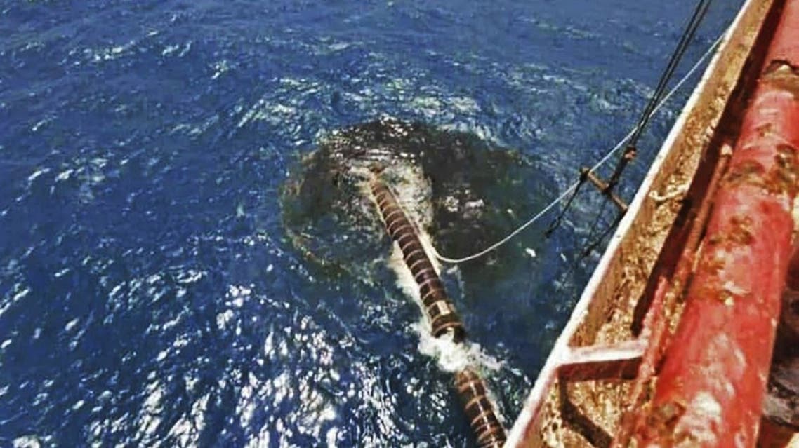 Seawater seeping into decaying oil tanker off Yemen coast 3