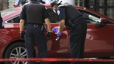 شرطة شيكاغو تفحص السيارة 