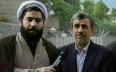 وحيد هرو آبادي إلى جانب الرئيس السابق محمود أحمدي نجاد