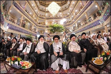 يحظى رجال الدين بمكانة مرموقة في النظام