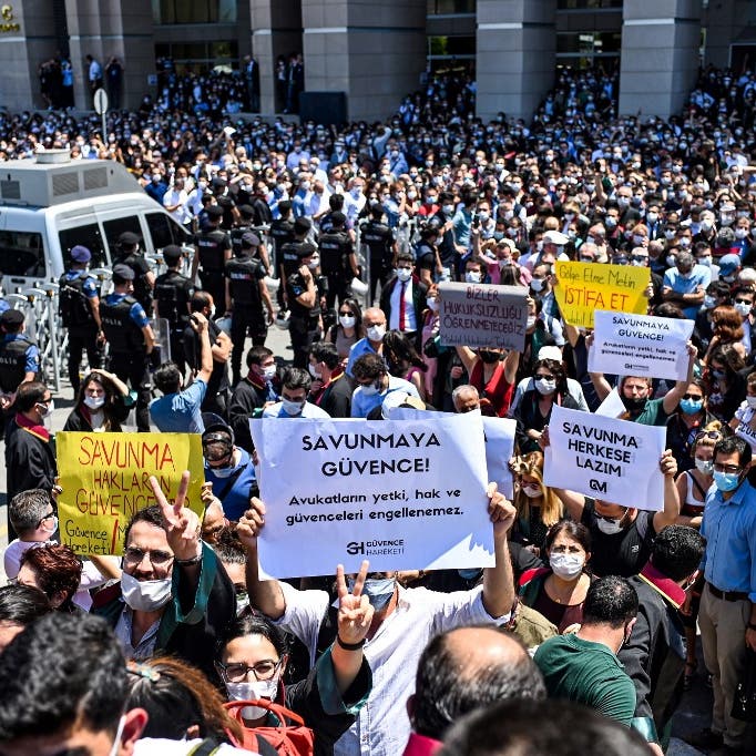"القصر" يخنق المحامين.. واحتجاجات في تركيا